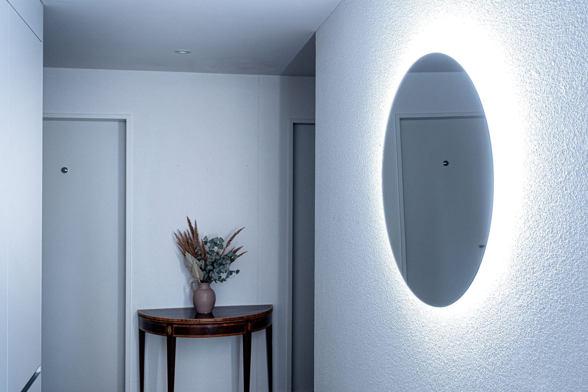 STYLE Line Ultimate LED avoir la lumière directe Miroir rond rétroéclairé sur le mur de l'entrée.