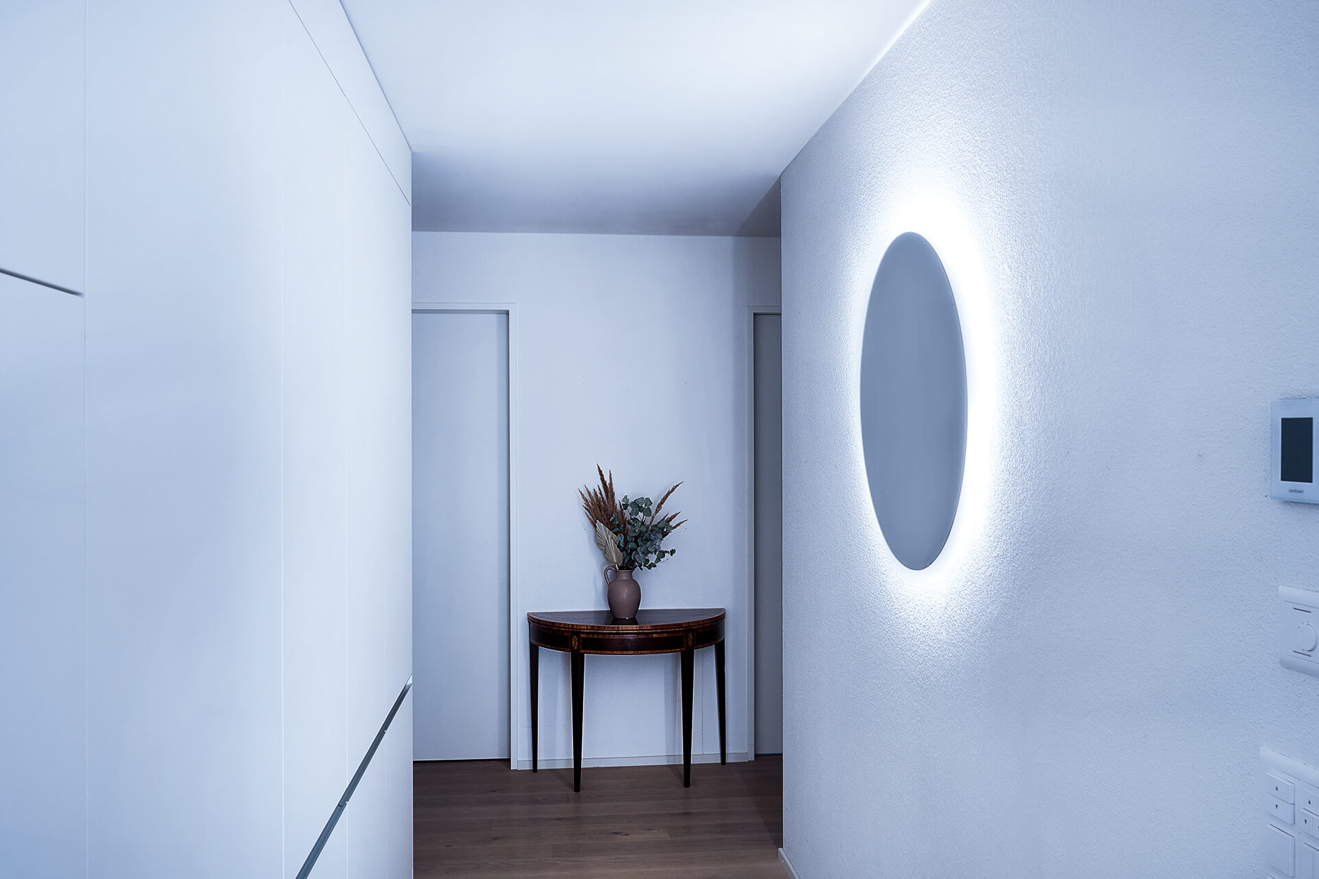 STYLE Line Ultimate LED accueillant dans n’importe quelle pièce Miroir rond avec rétroéclairage, couloir et table d'appoint.