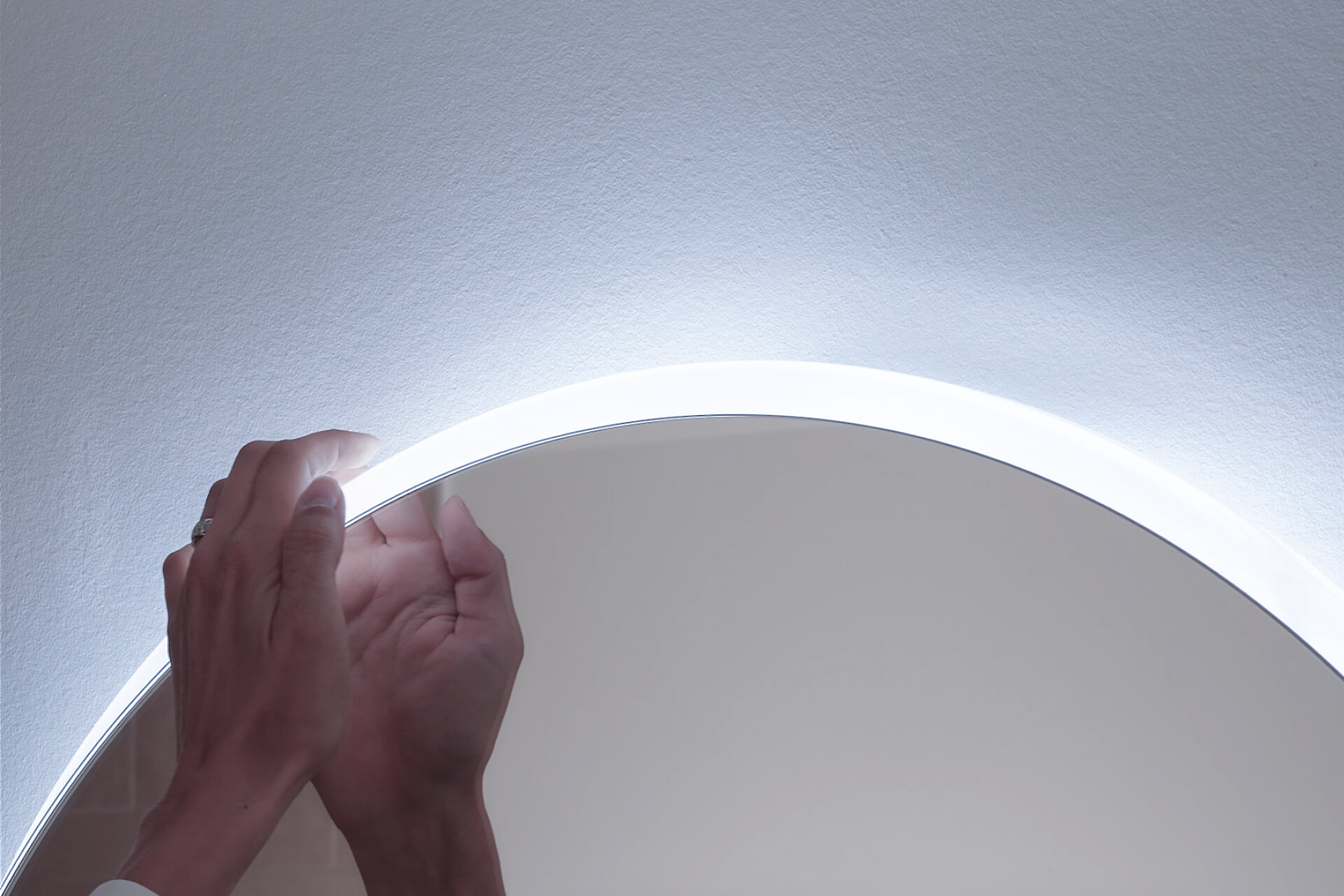 STYLE Line Ultimate LED miroir lumineux Miroir rond avec éclairage de fond détail en haut.